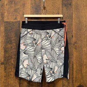 Lululemon Bermuda Board Logo Signature Surf Short in black/white size 10 EUC